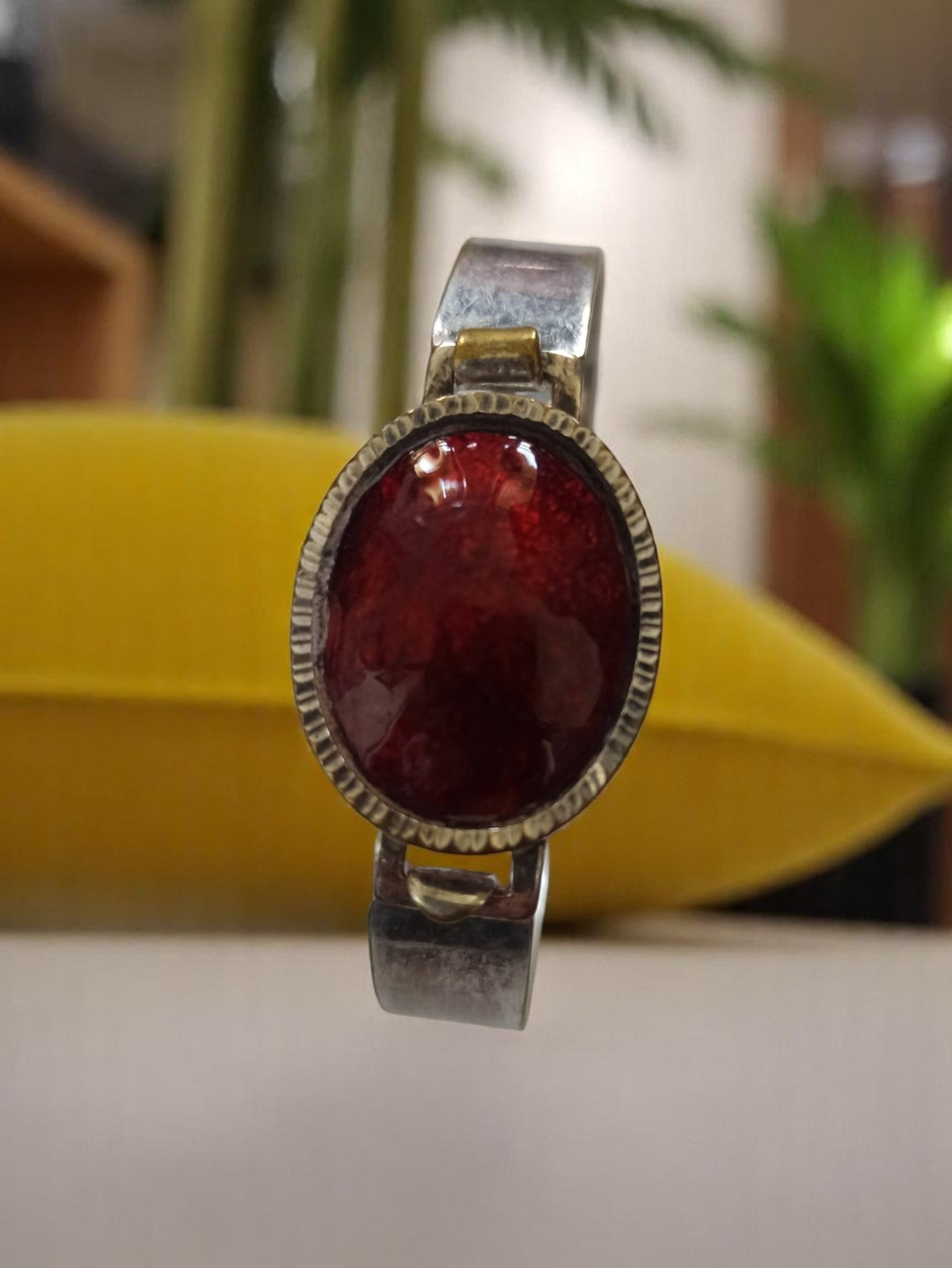 Bracelet ancien vintage plaqué argent rétro, cabochon rouge ovale, collection