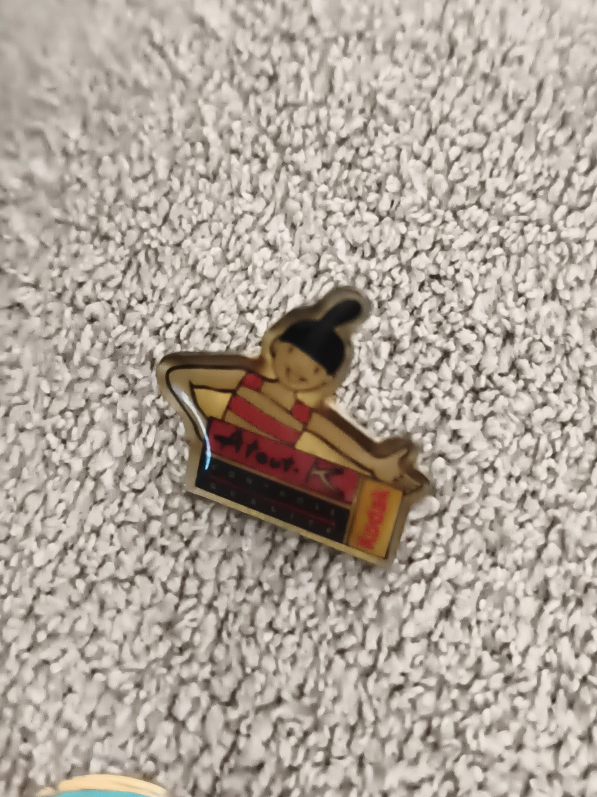 Pin's vintage Atout Soleil mascotte enfant couleurs vives années 90 (Ref 4)