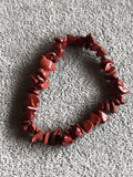 Bracelet chips pierre naturelle rouge, perles irrégulières, élastique