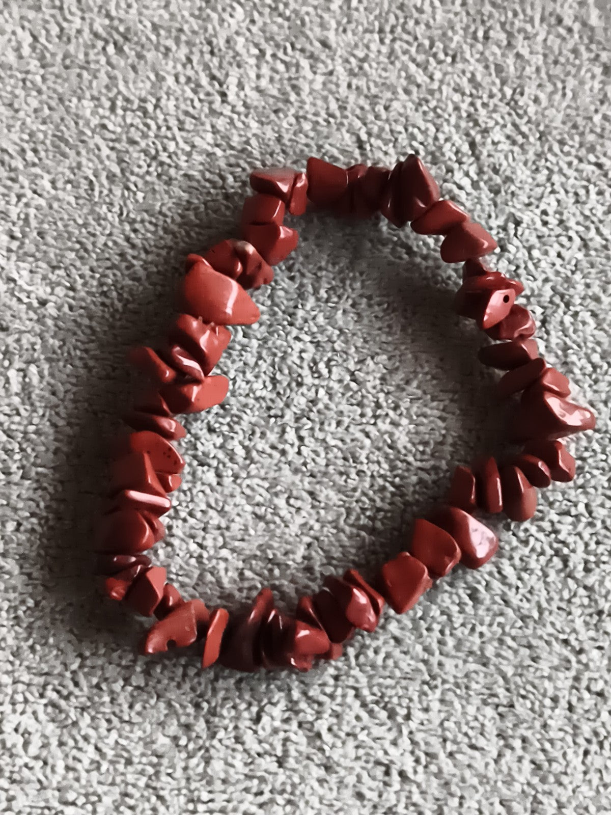 Bracelet chips pierre naturelle rouge, perles irrégulières, élastique