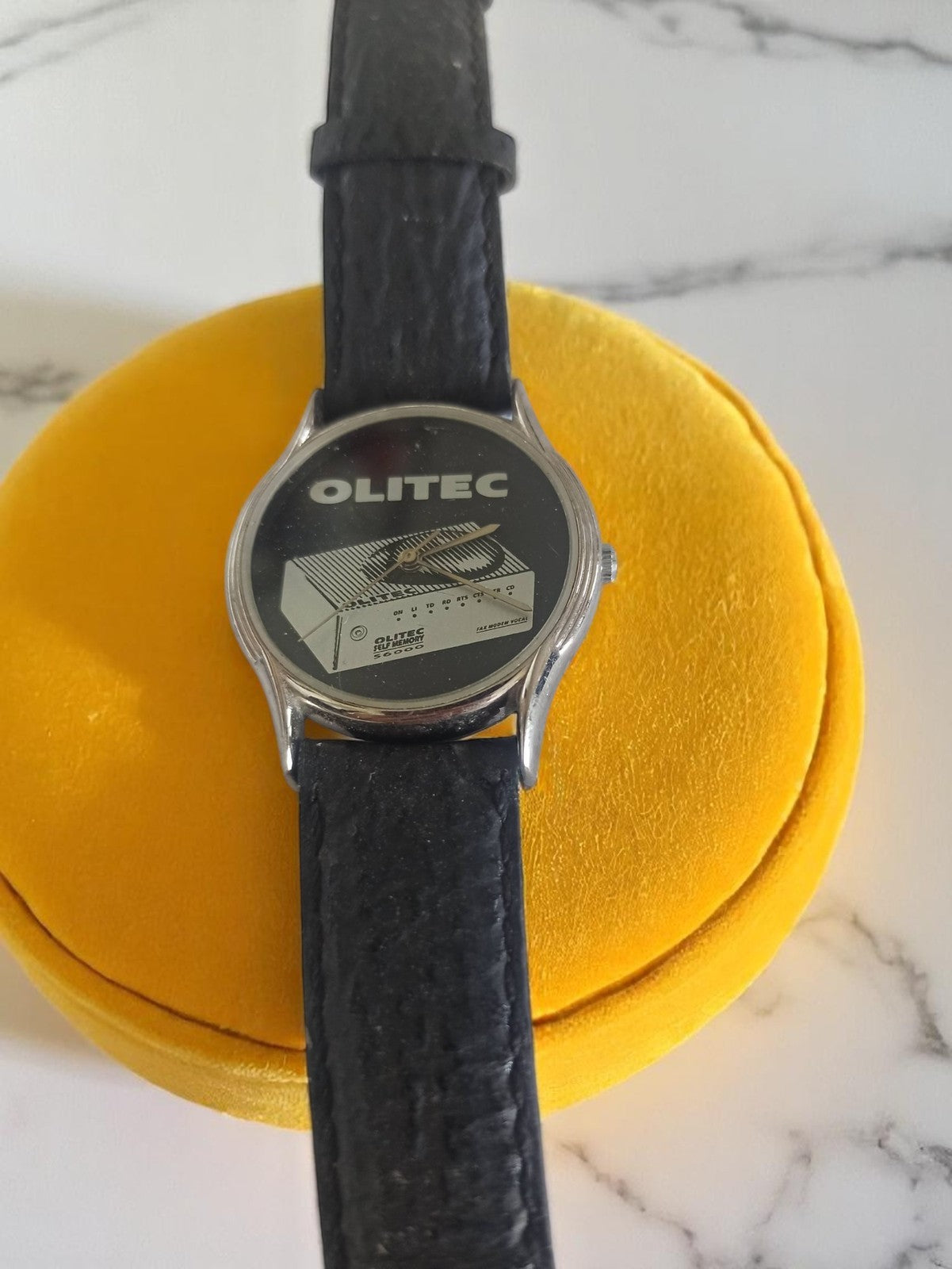 Montre vintage OLITEC homme, cadran graphique noir, bracelet aspect cuir