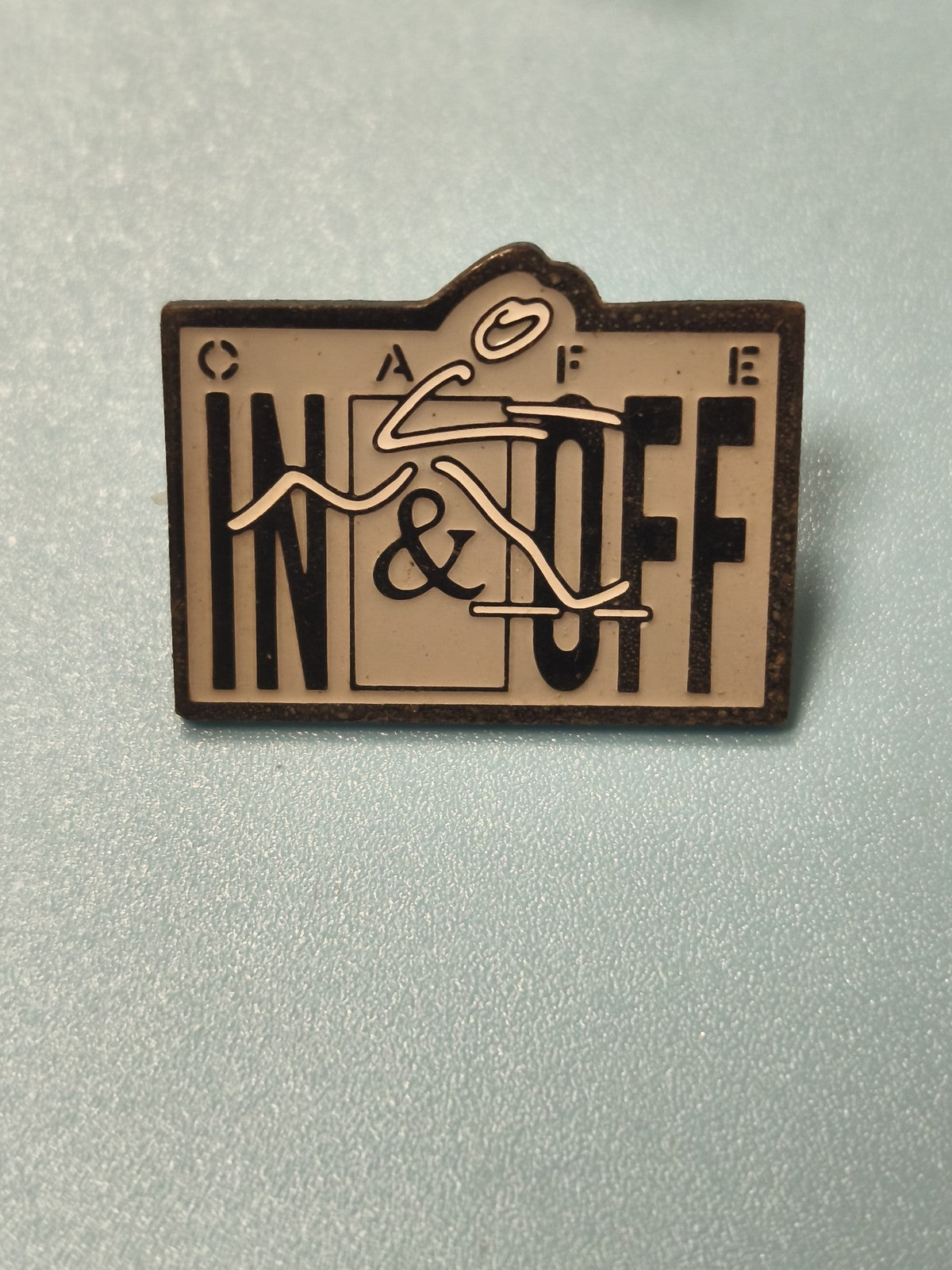 Pin's vintage café IN & OFF, design graphique, collection publicitaire ancien
