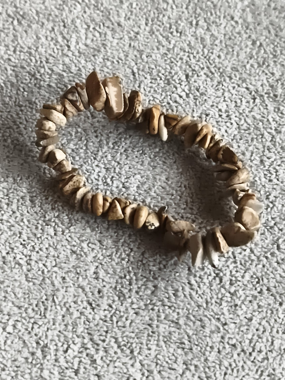 Bracelet pierres naturelles marron beige, élastique, perles irrégulières