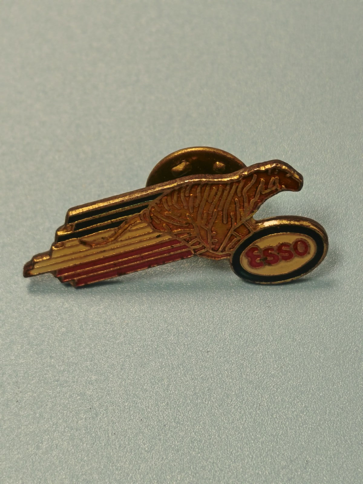 Vintage pin's Esso aigle doré émaillé collection pétroliana rétro (Ref 1)