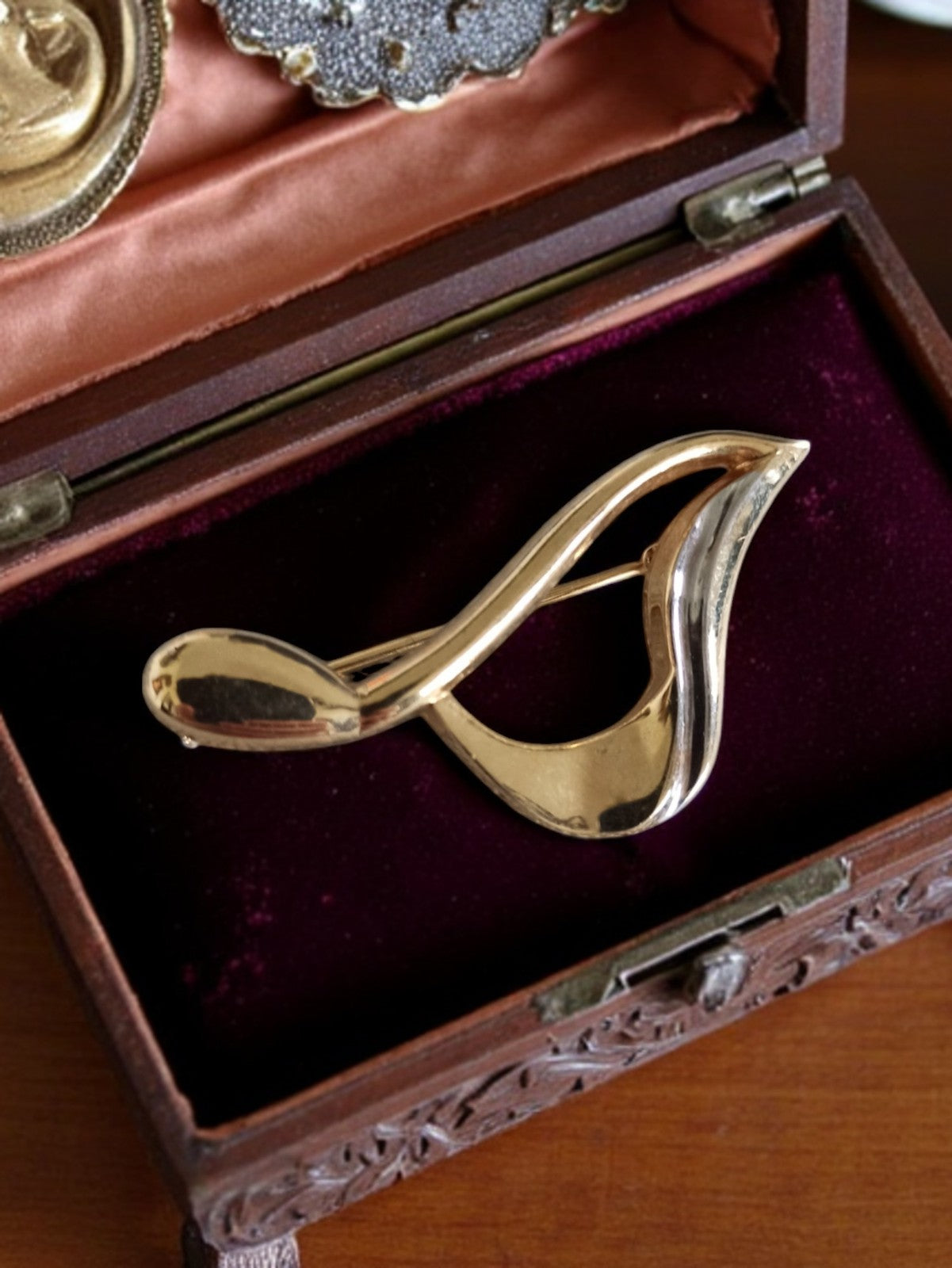 Élégante broche vintage plaquée or