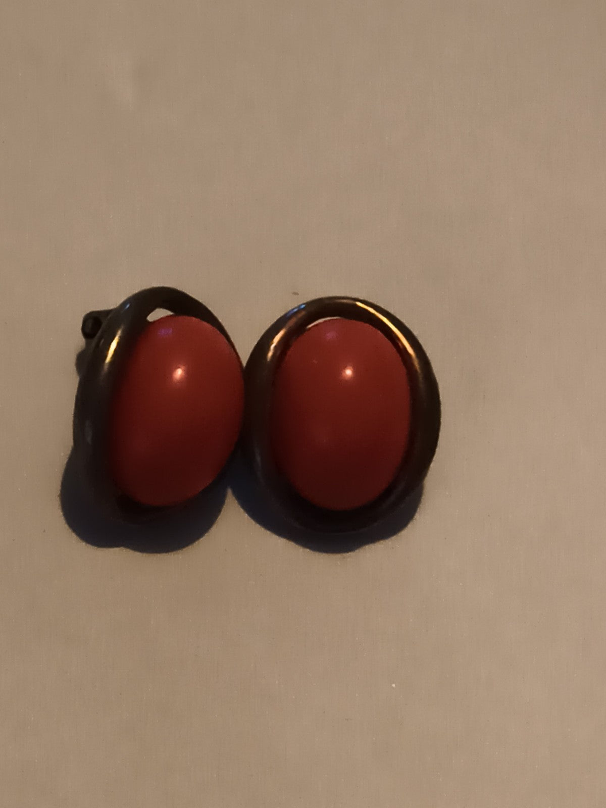 Paire de boucles d’oreilles vintage cabochon rouge aspect doré clip rétro