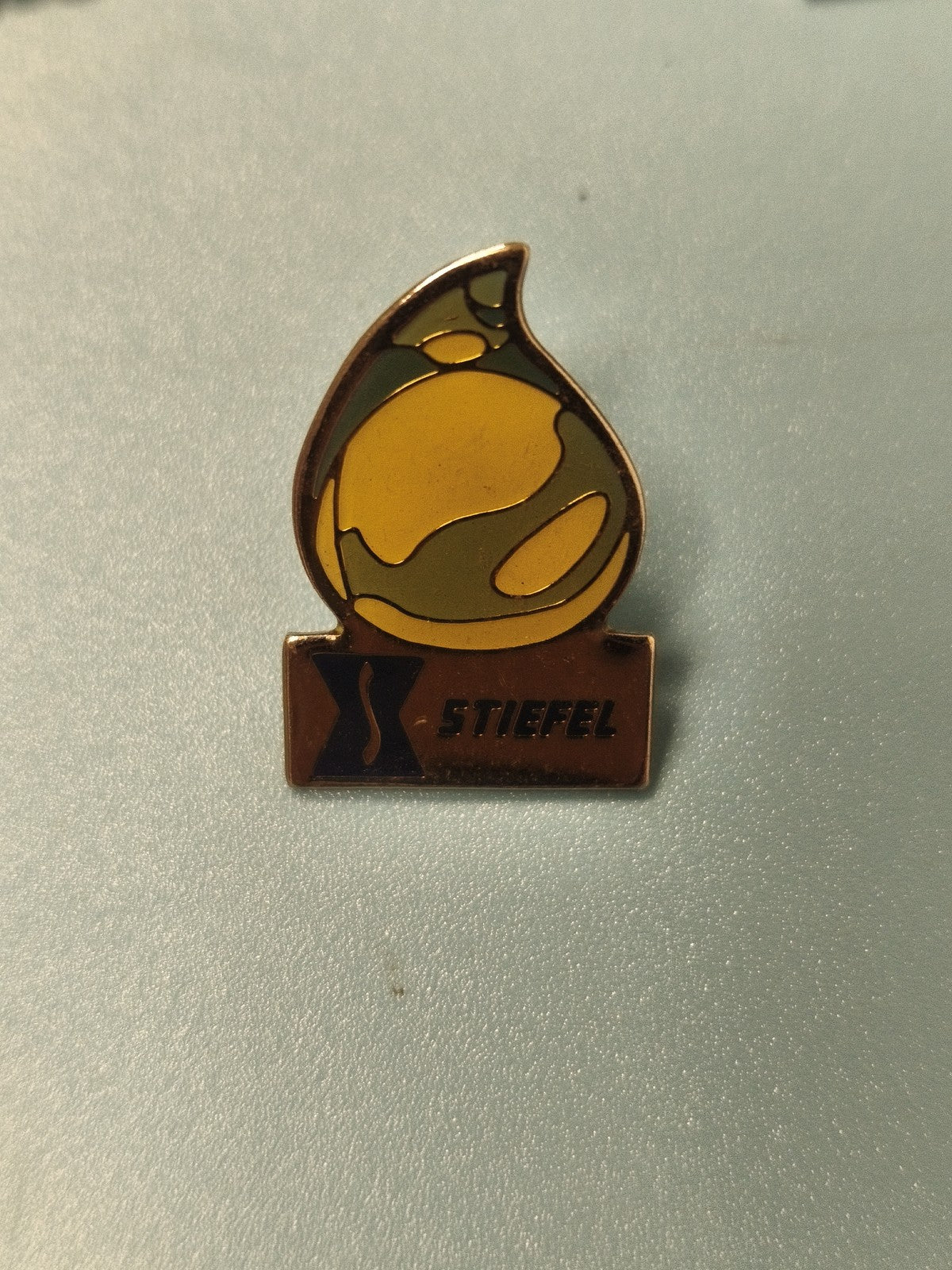 Vintage pin's Stiefel goutte jaune vert collection publicitaire ancien (Ref 16)