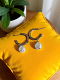 Boucles d?oreilles créoles vintage métal doré perle blanche fantaisie rétro