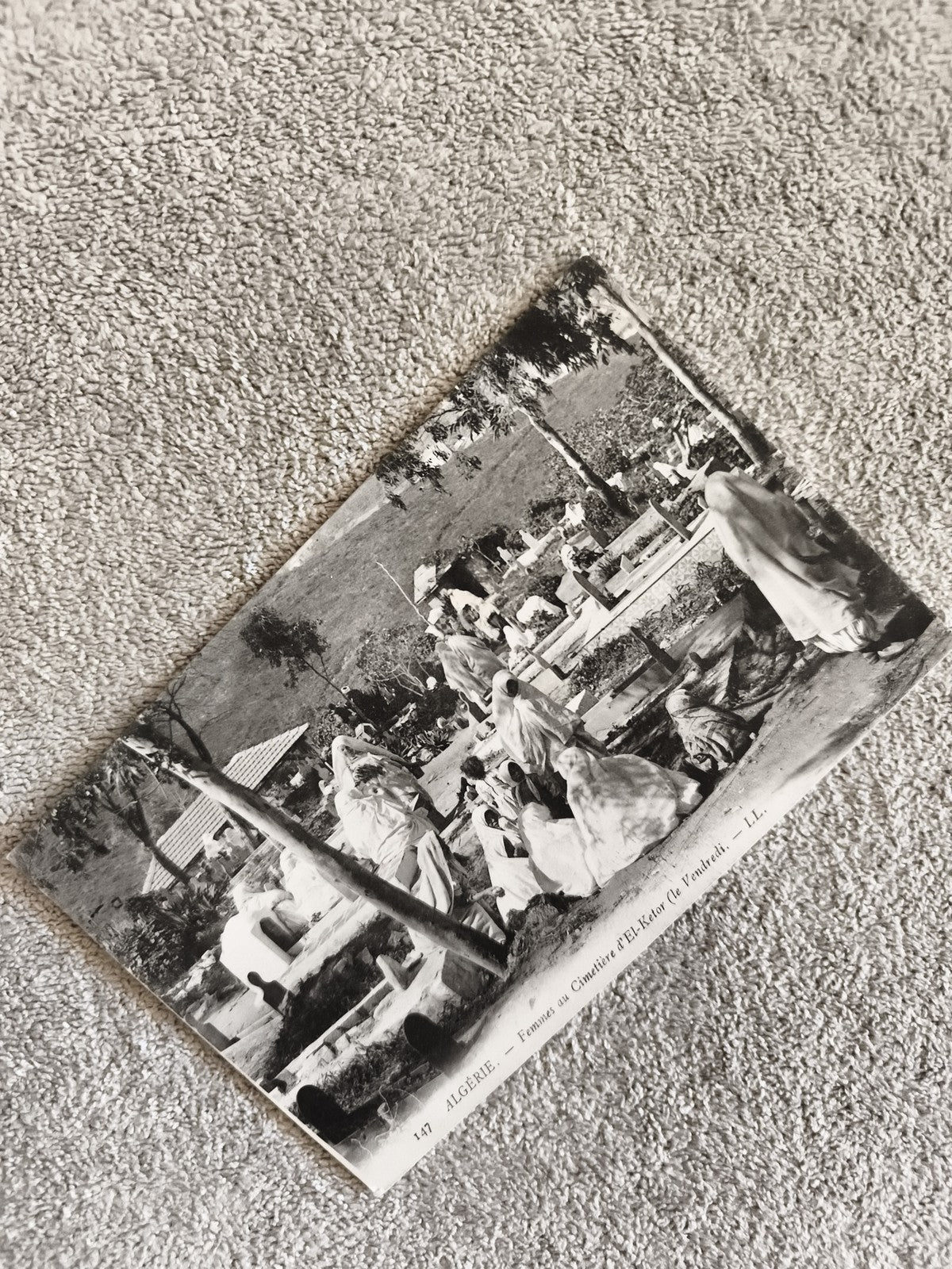 CPA Algérie Femmes au cimetière El-Kébir LL noir et blanc photo