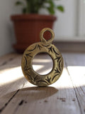 Pendentif vintage rond métal doré années 50 motif gravé rétro bijou