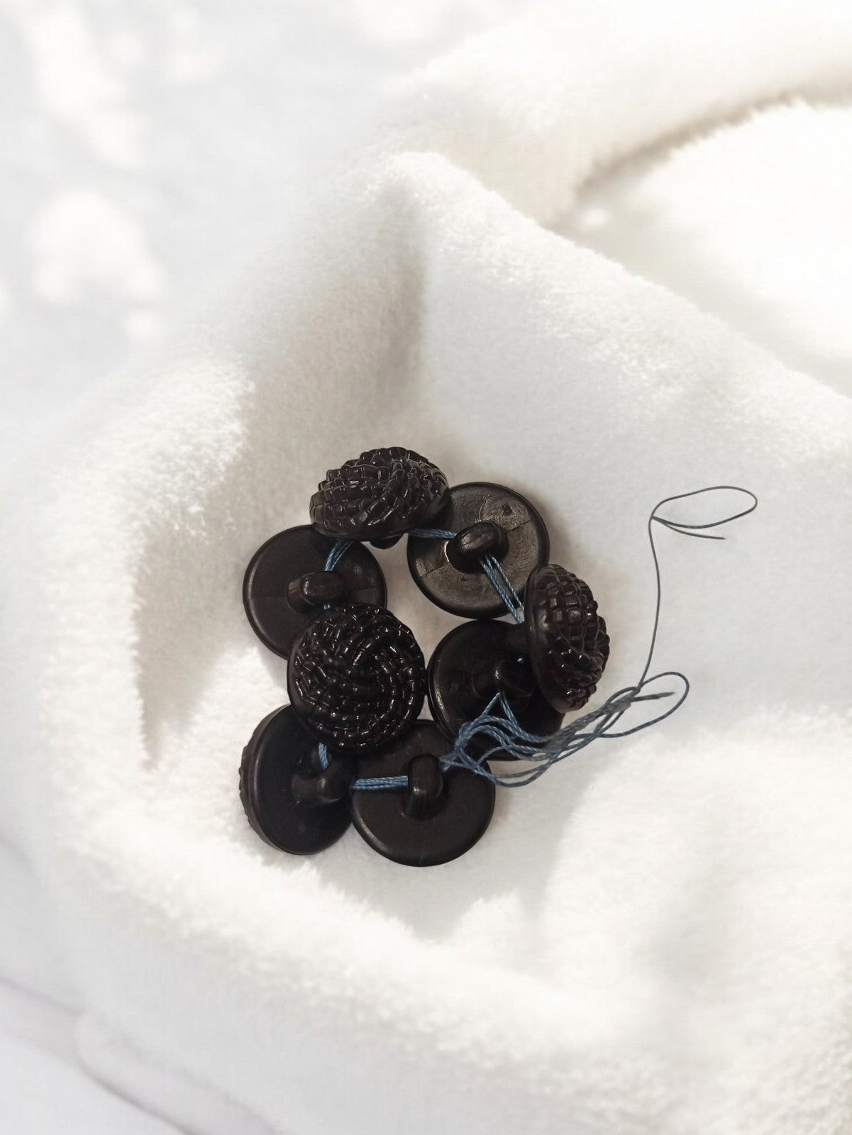 Lot 7 boutons anciens vintage noirs relief rétro couture customisation
