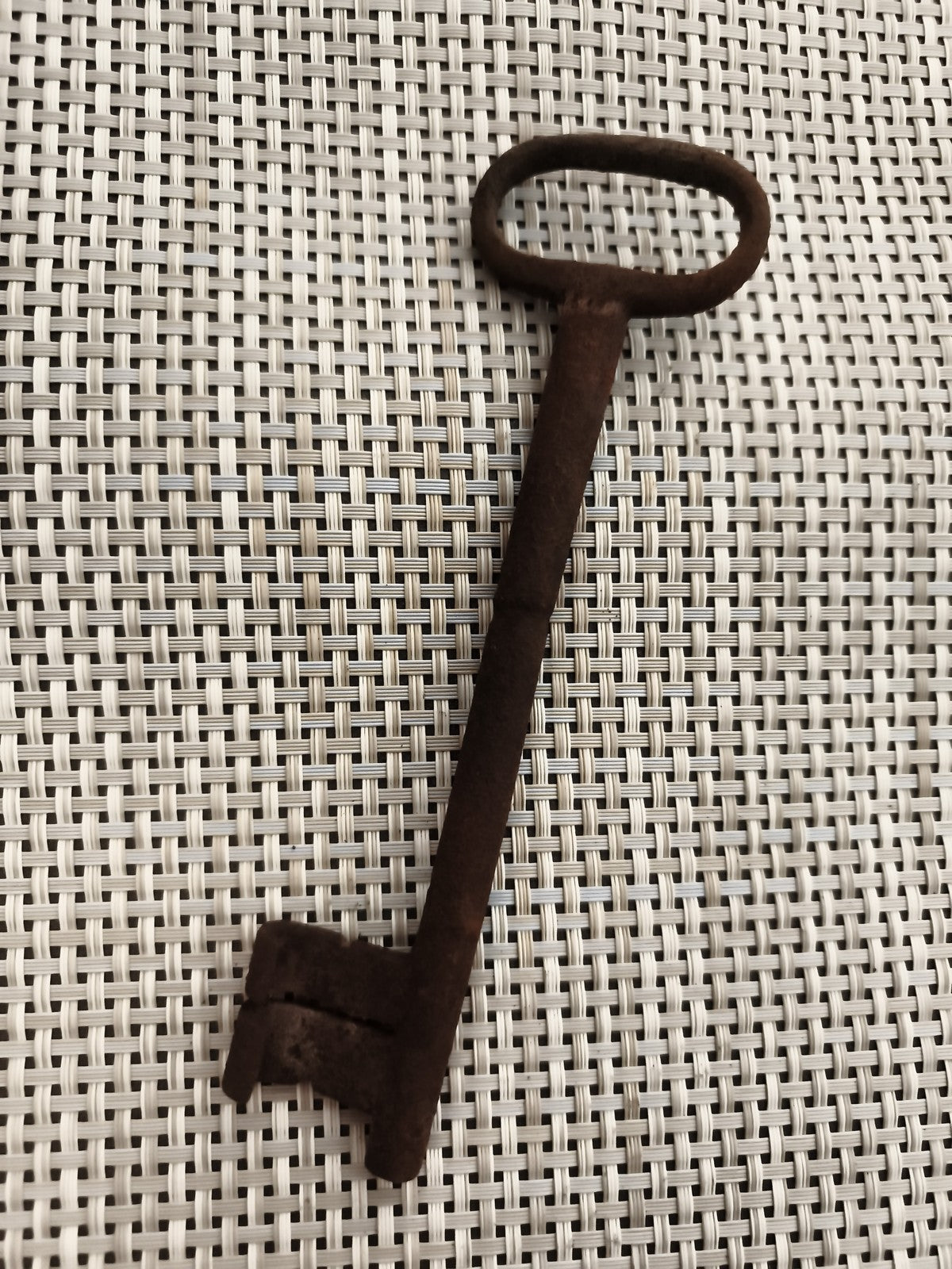 Clé ancienne de château, grande clé forgée, patine rouille, serrure porte