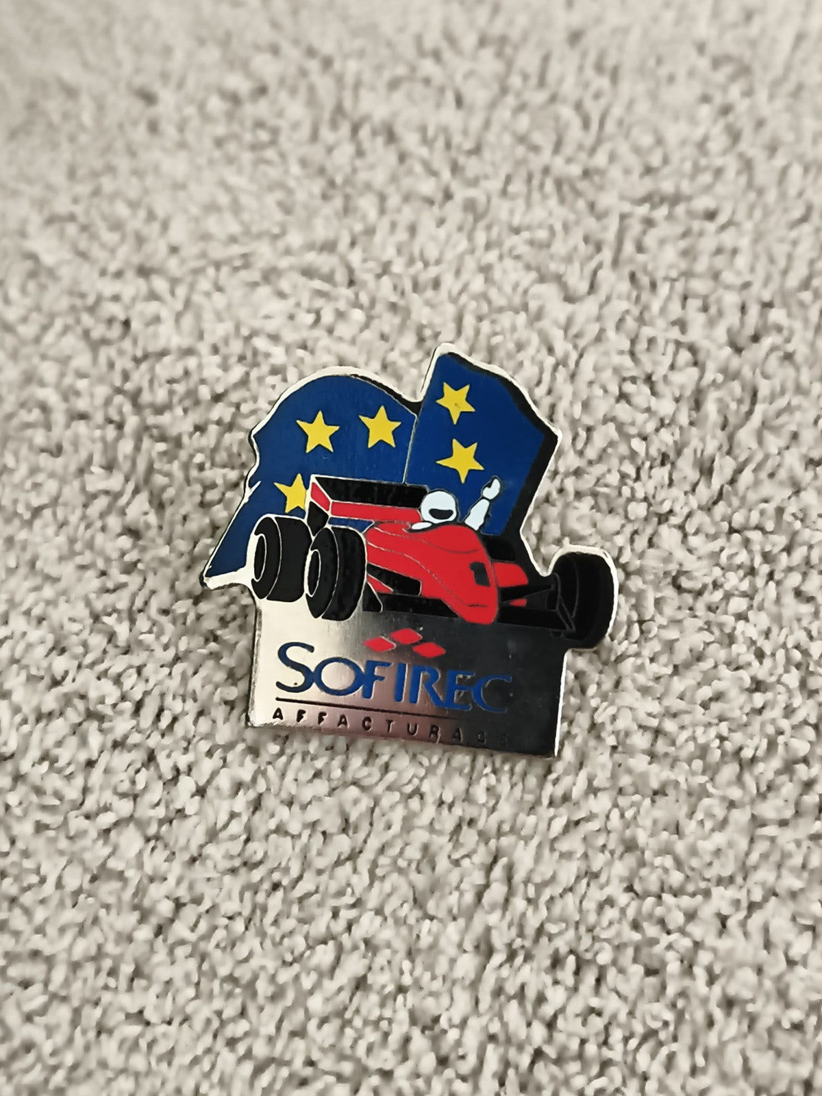 Pin's vintage Formule 1 SOFIREC Affacturage voiture rouge Europe (Ref 1)