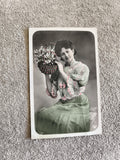 CPA femme panier fleurs colorisée début XXe élégance rétro photo