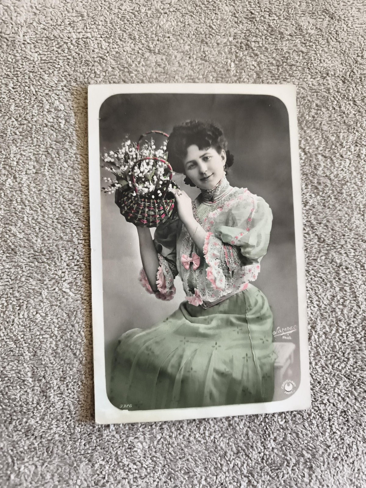 CPA femme panier fleurs colorisée début XXe élégance rétro photo