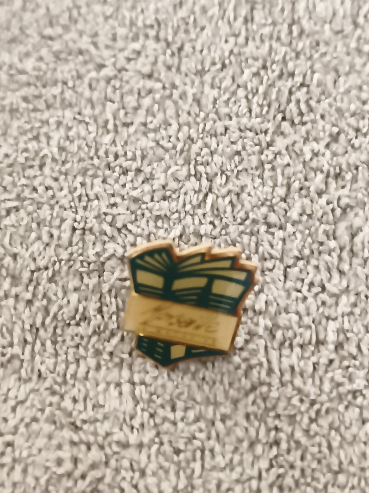 Pin's vintage émail livres empilés doré vert badge ancien école (Ref 4)