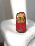Voiture miniature ancienne rouge rétro d’occasion aspect métal jouet vintage