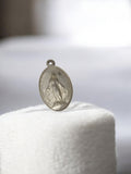 Médaille religieuse ancienne ovale Vierge aspect métallique vintage rétro
