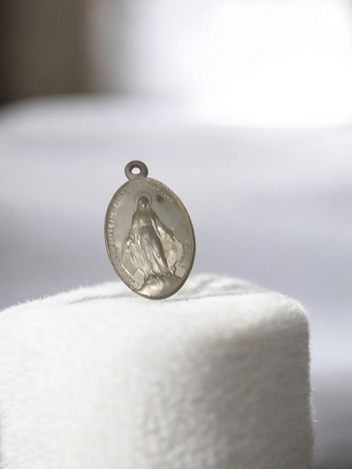 Médaille religieuse ancienne ovale Vierge aspect métallique vintage rétro