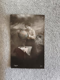 CPA photo J Courcier Paris femme globe terrestre début XXe carte postale