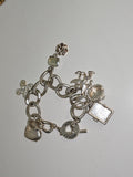 Bracelet large en acier signé Monet, bijou élégant de la marque Monet