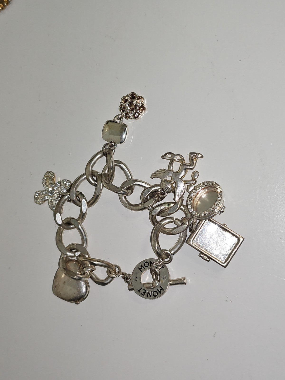 Bracelet large en acier signé Monet, bijou élégant de la marque Monet