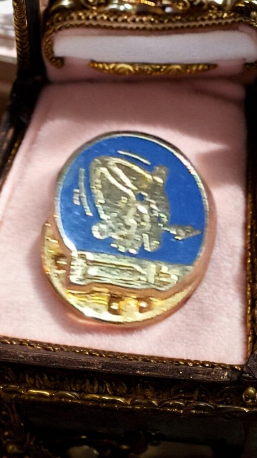 Pin's vintage rond doré motif relief bleu rétro années 80 rare