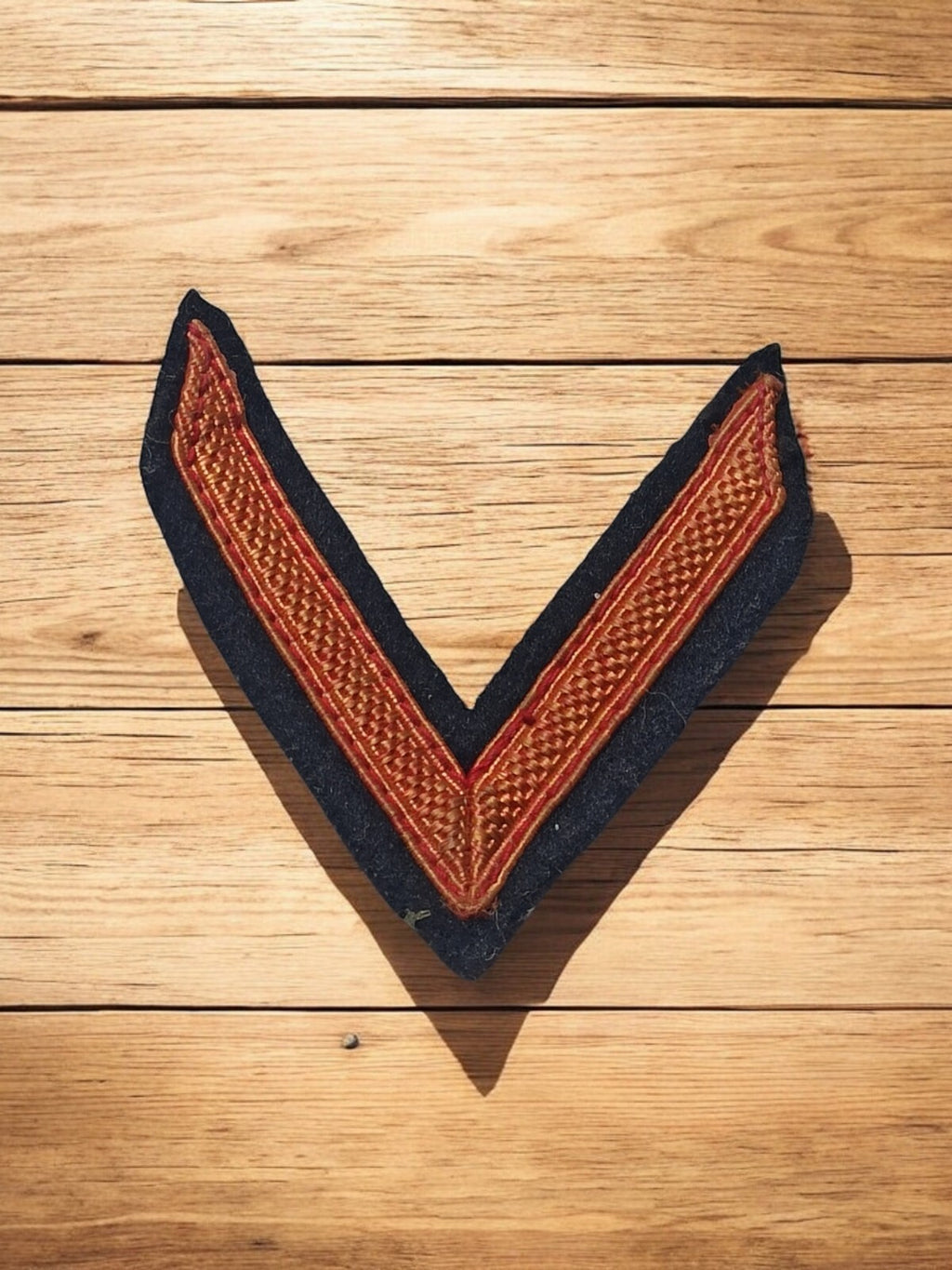 Galon militaire ancien chevron écusson brodé doré sur fond noir vintage armée