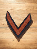 Galon militaire ancien chevron écusson brodé doré sur fond noir vintage armée