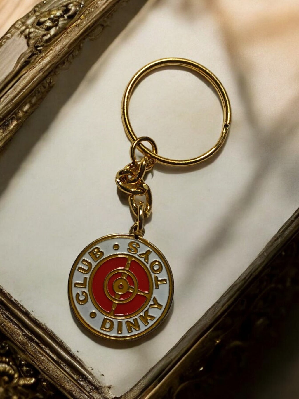 Porte-clés Dinki Toys Club Atlas rond doré émaillé rouge et blanc