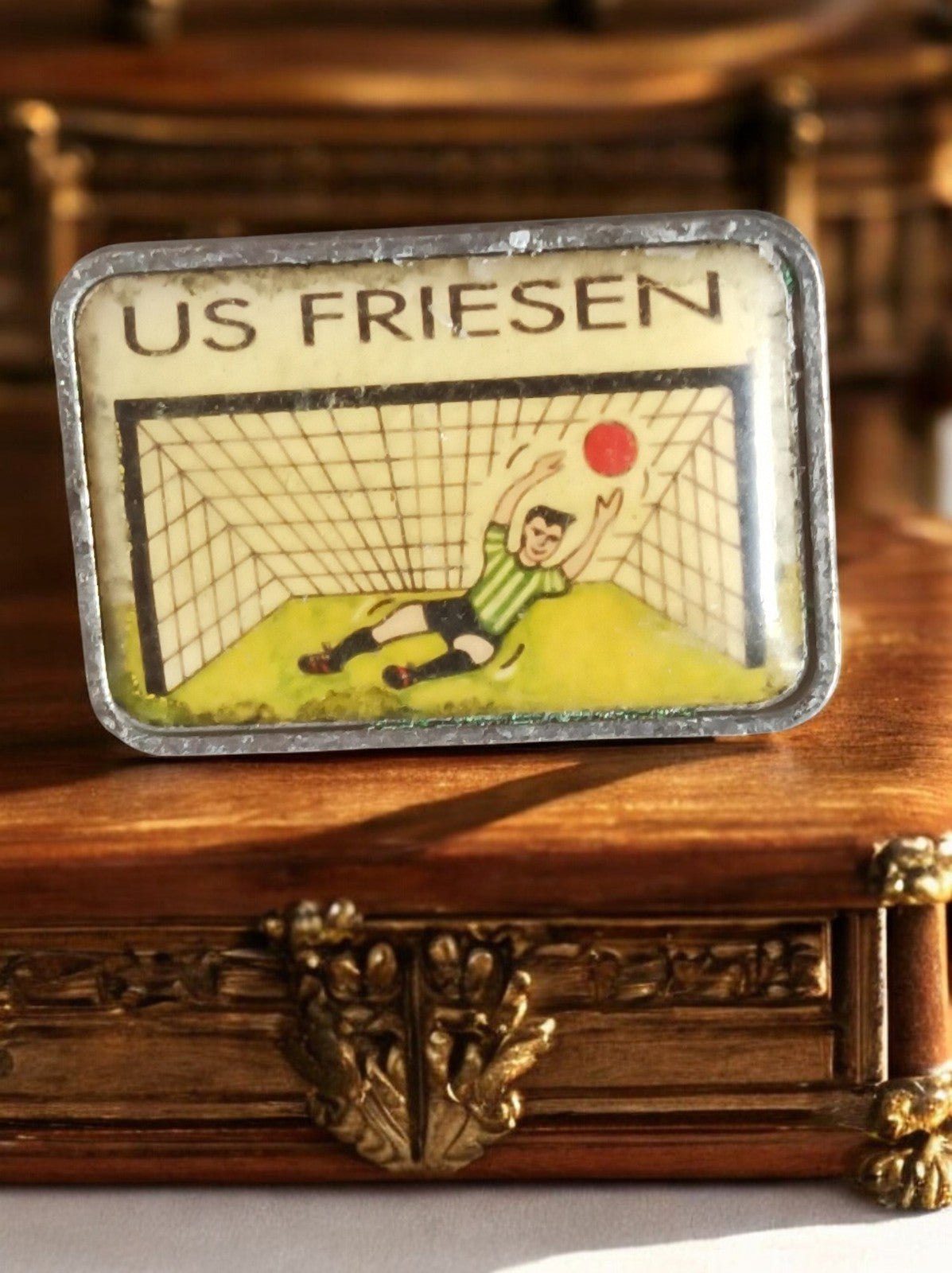Pin's vintage US Friesen football gardien but ancien badge rectangulaire