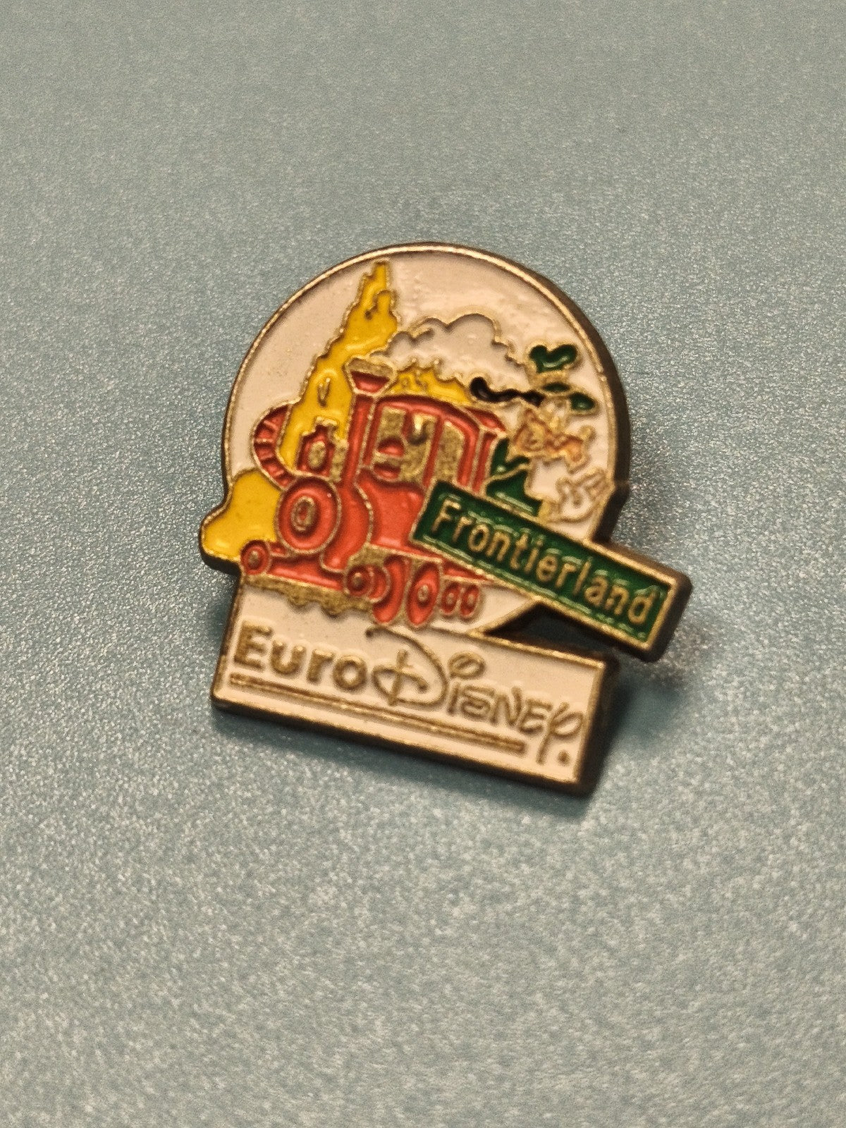 Pin's vintage EuroDisney Frontierland train émaillé collection Disney parc
