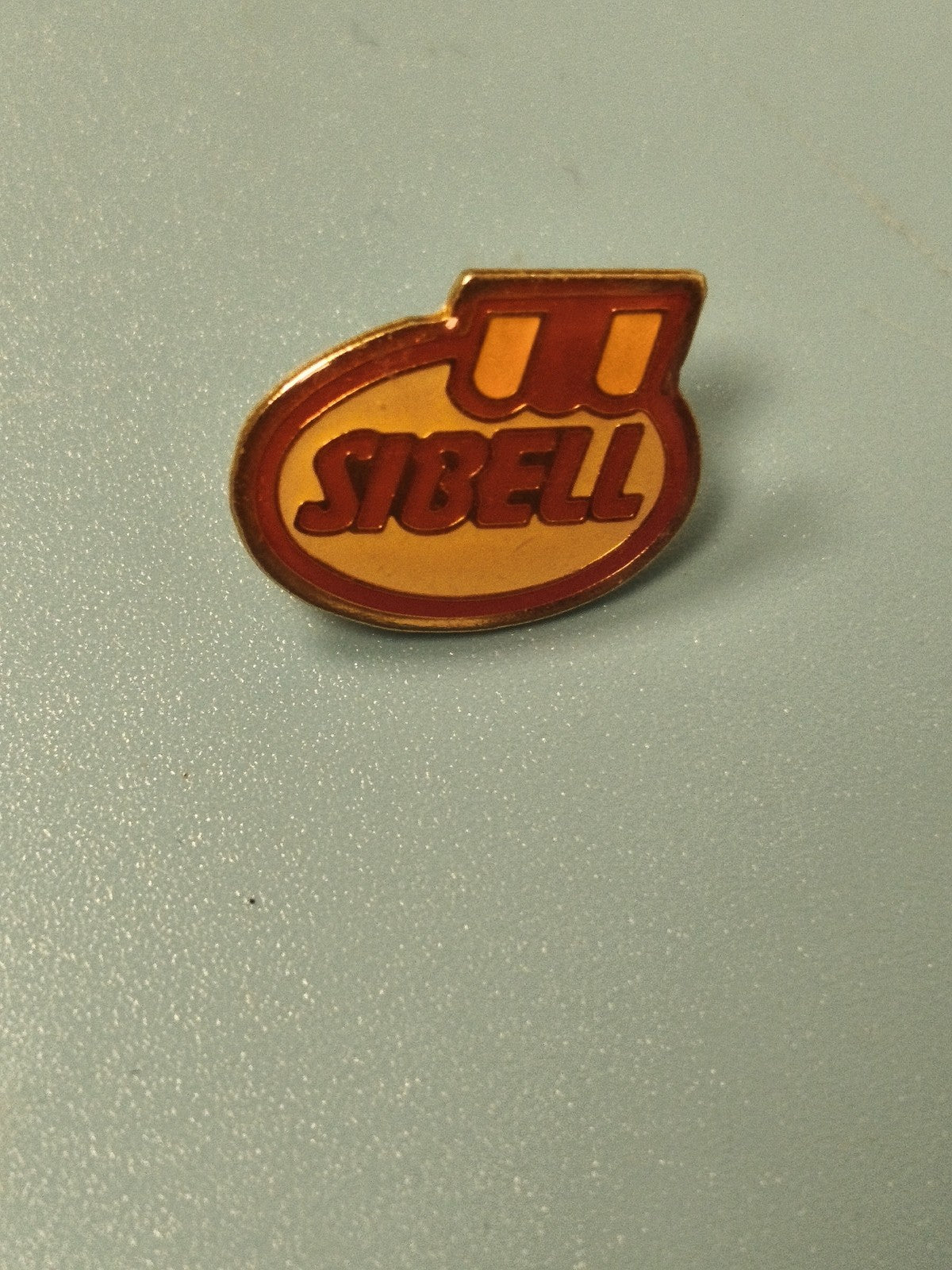 Pin's vintage Sibell logo jaune rouge collection publicitaire ancien (Ref 13)