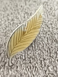 Pin's vintage feuille dorée émail, motif plume stylisée, broche rétro (Ref 6)