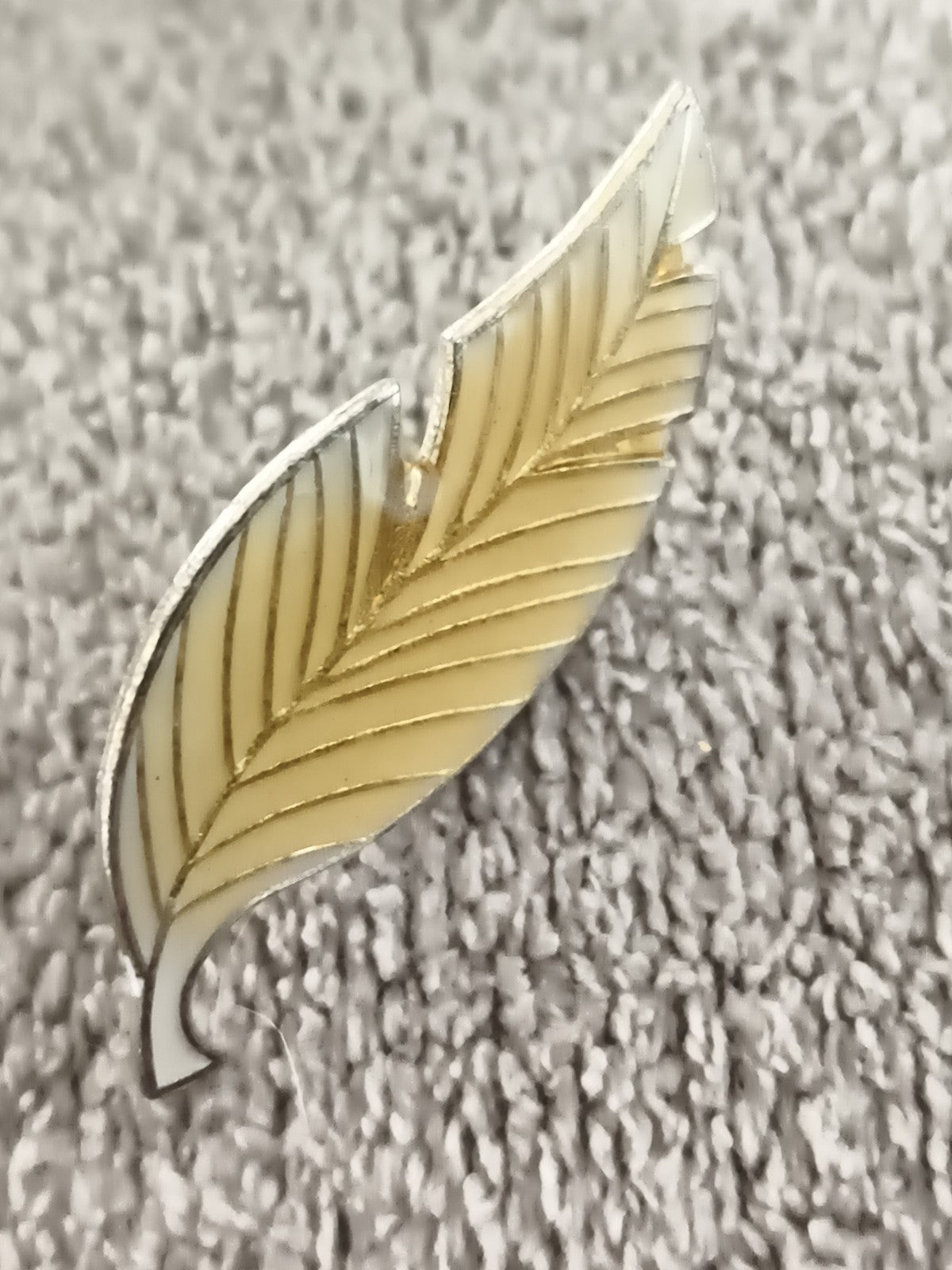 Pin's vintage feuille dorée émail, motif plume stylisée, broche rétro (Ref 6)