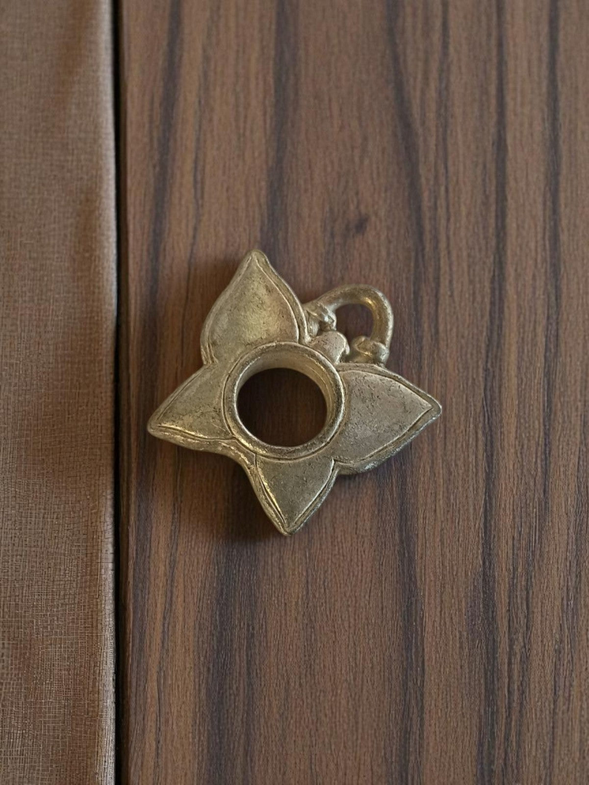 Pendentif vintage fleur ajourée métal doré années 50 rétro bijou ancien