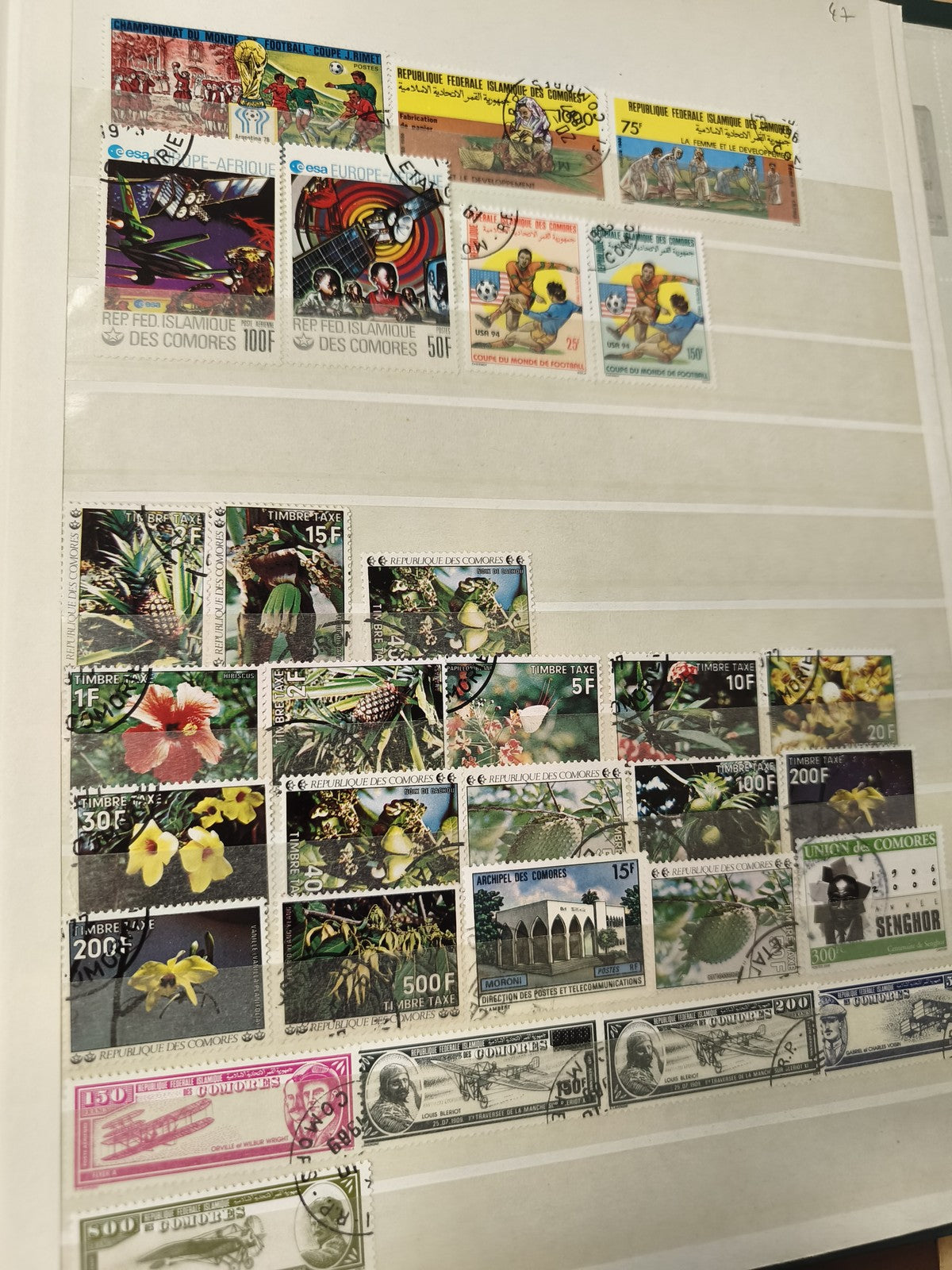 Lot de timbres oblitérés Comores thèmes faune flore football sans support