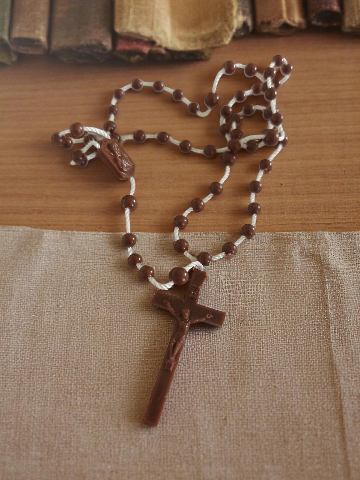 Chapelet catholique vintage perles marron fantaisie, croix plastique