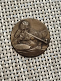 Médaille ancienne tireur couché relief signé Fontail bronze aspect patiné
