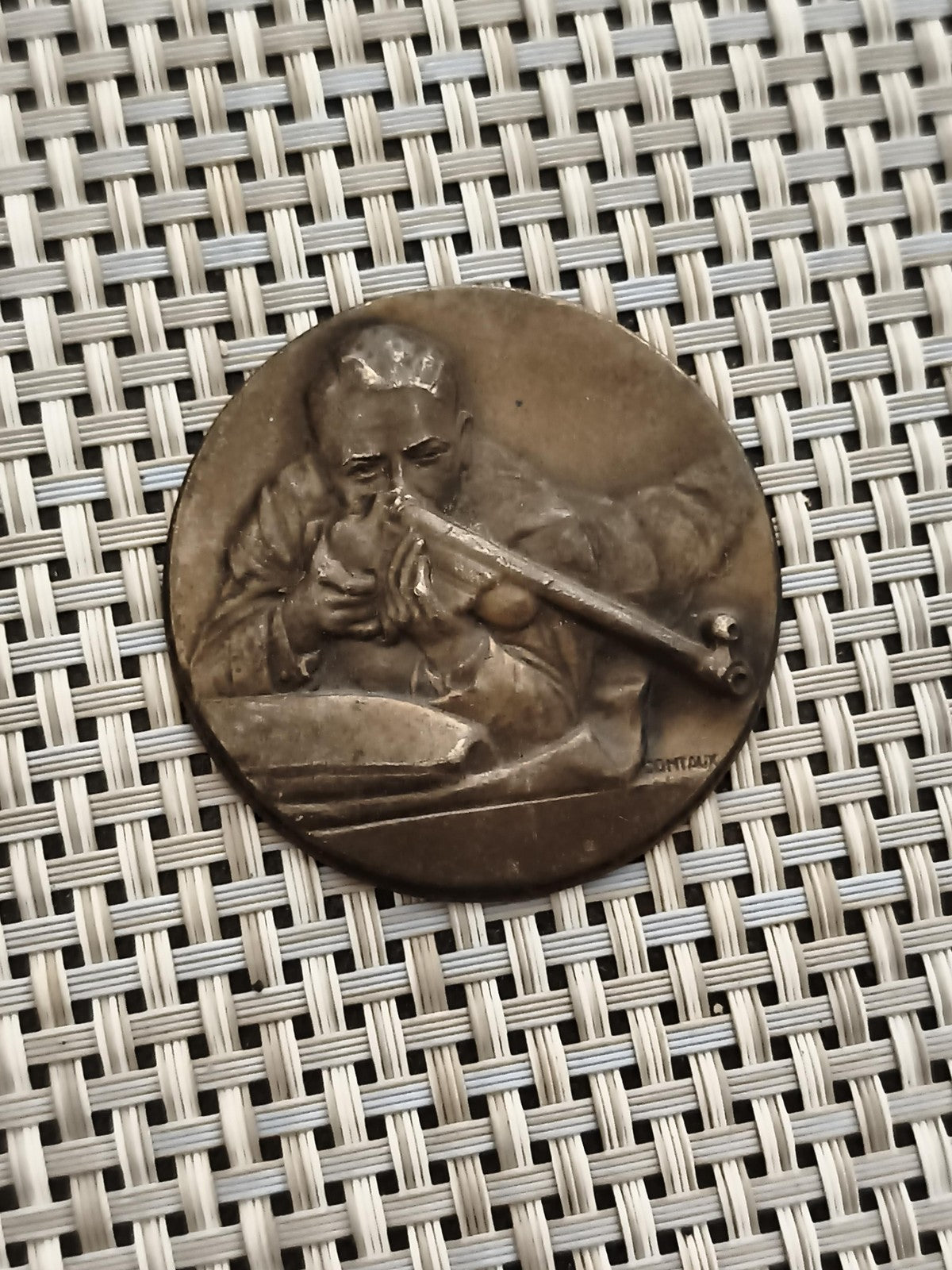 Médaille ancienne tireur couché relief signé Fontail bronze aspect patiné