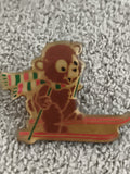 Pin's vintage ourson ski foulard rayé, badge rétro enfant (Ref 10)