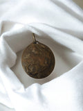 Ancienne médaille religieuse vintage, objet de collection rétro, symbole de foi