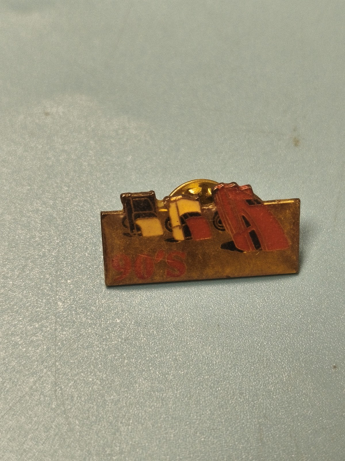 Vintage 90er Pin, rechteckig, mehrfarbig, stilisiertes Motiv, Retro-Sammlung