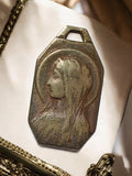 Médaille Vierge Marie octogonale aspect bronze – art sacré religieux, pendentif