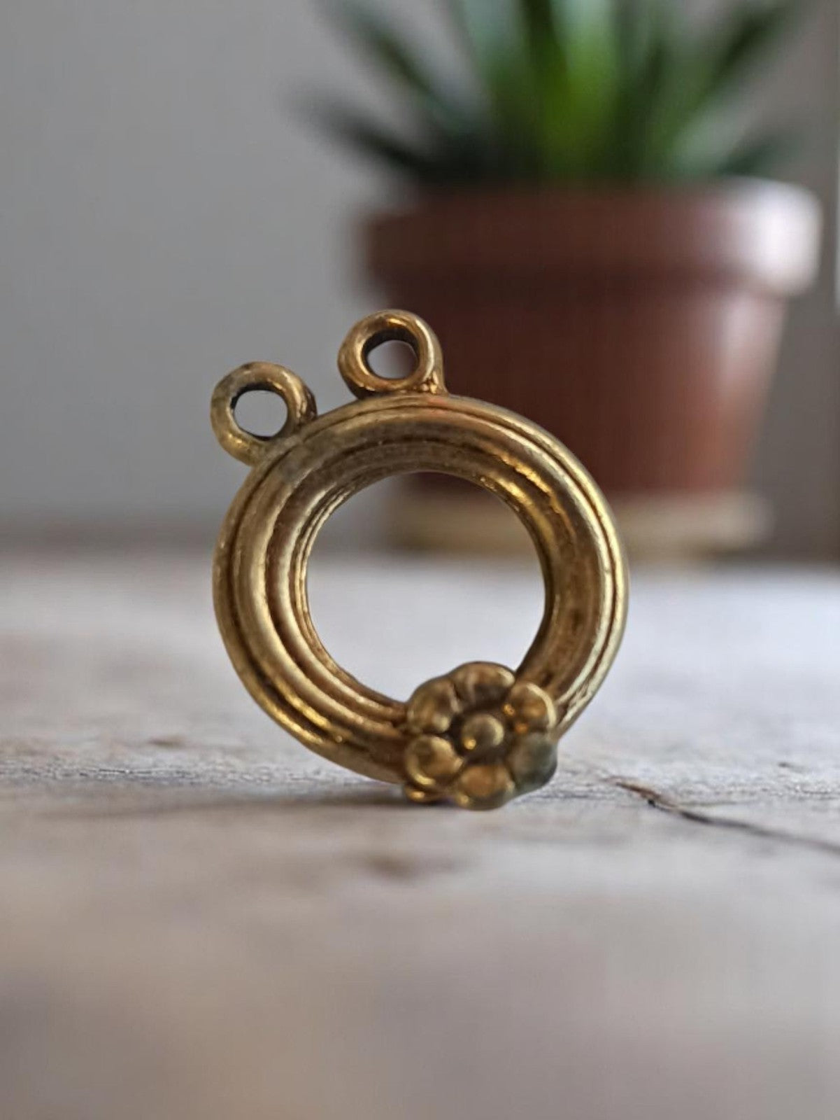 Pendentif vintage métal doré années 50 cercle orné fleur bijouterie deadstock