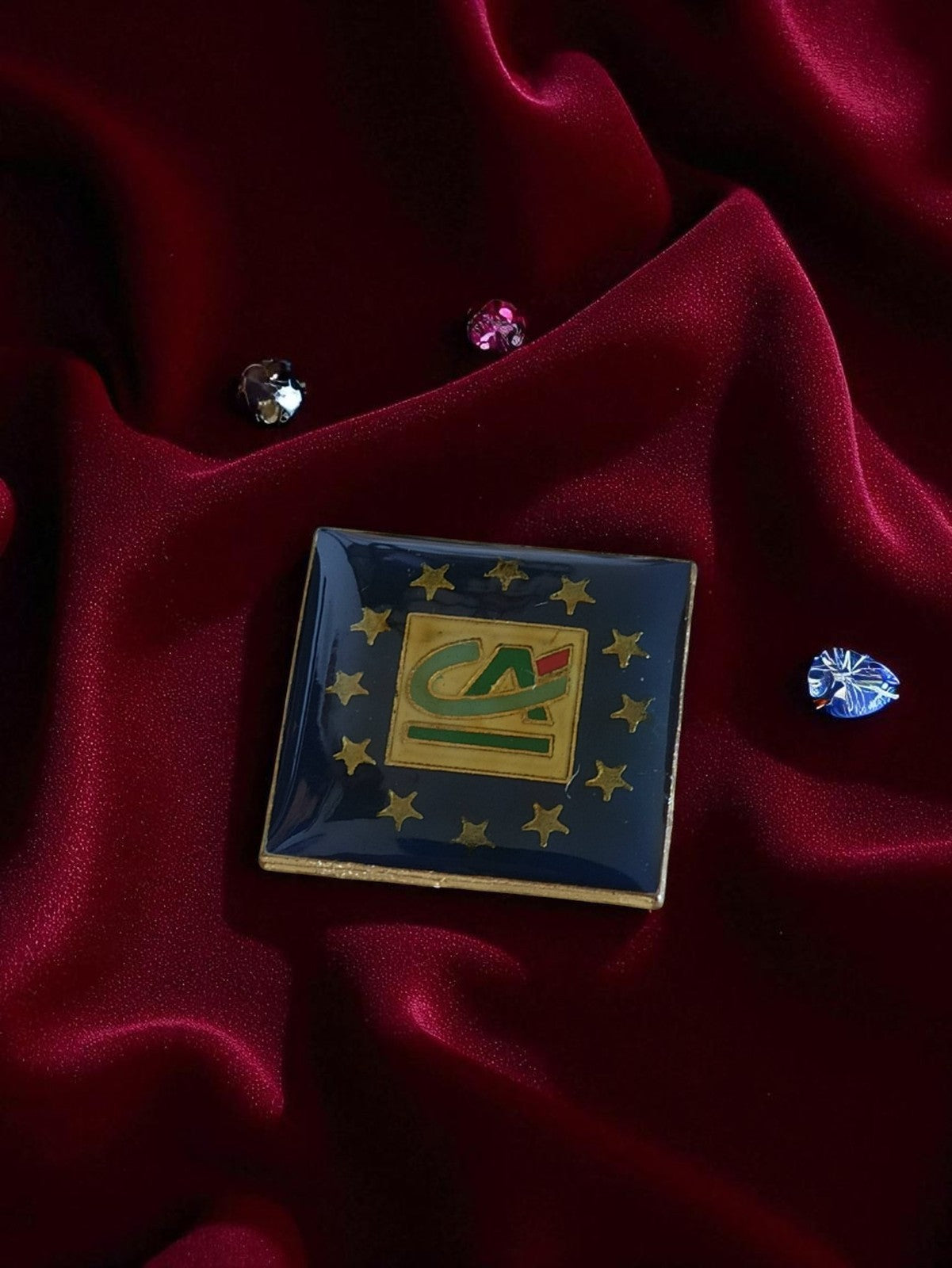 Pin's Crédit Agricole vintage édition limitée logo émaillé carré banque