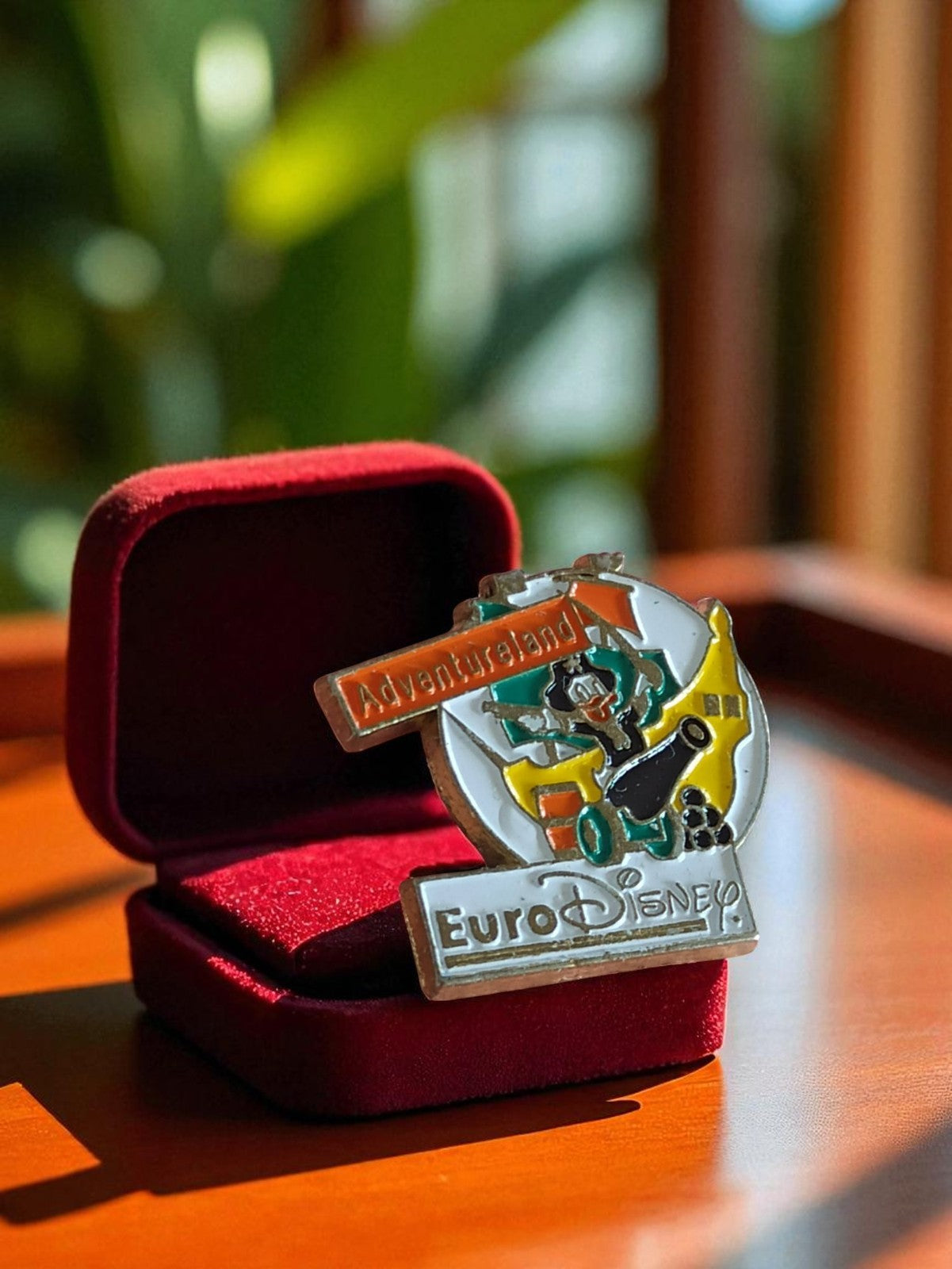 Pin's Euro Disney Adventureland vintage émail, badge Disney années 90 rare