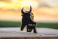 Pin's vintage silhouette taureau noir MAD 91 doré émaillé badge années 90