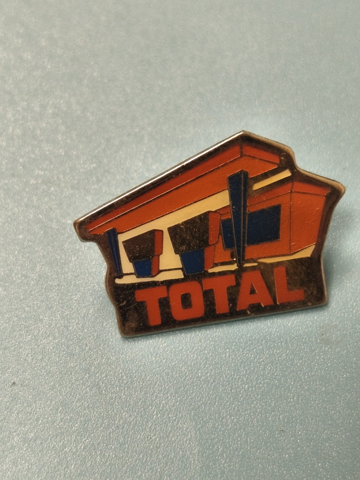 Vintage pin's TOTAL station-service, émaillé, collection essence (Ref 18)