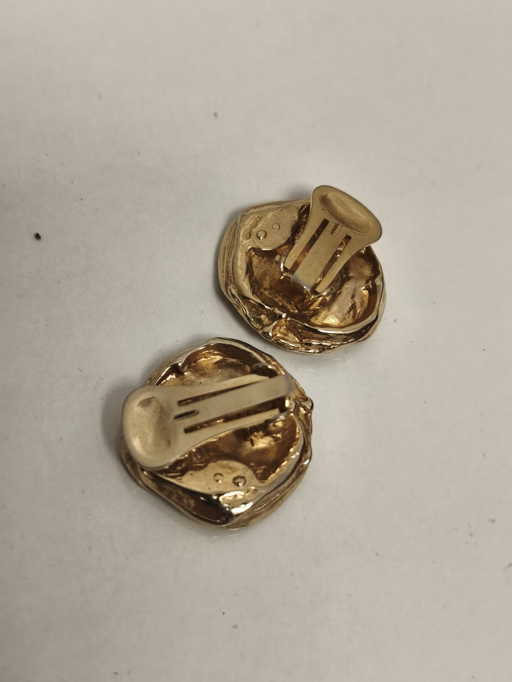 Paire boucles d’oreilles roses métal doré vintage ancien clip fleur rétro